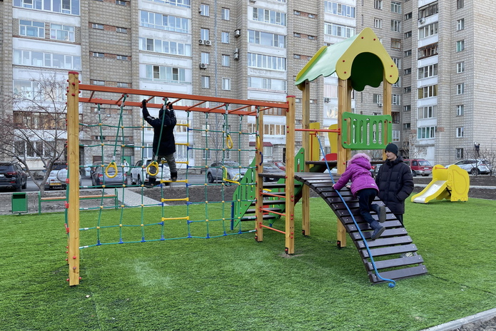 В Усть-Каменогорске новые детские площадки покрывают искусственным газоном